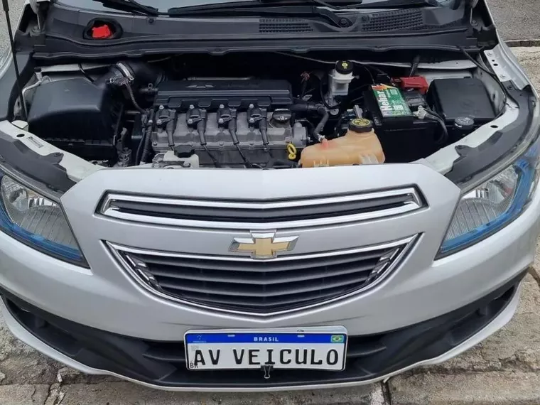 Chevrolet Onix Prata 3