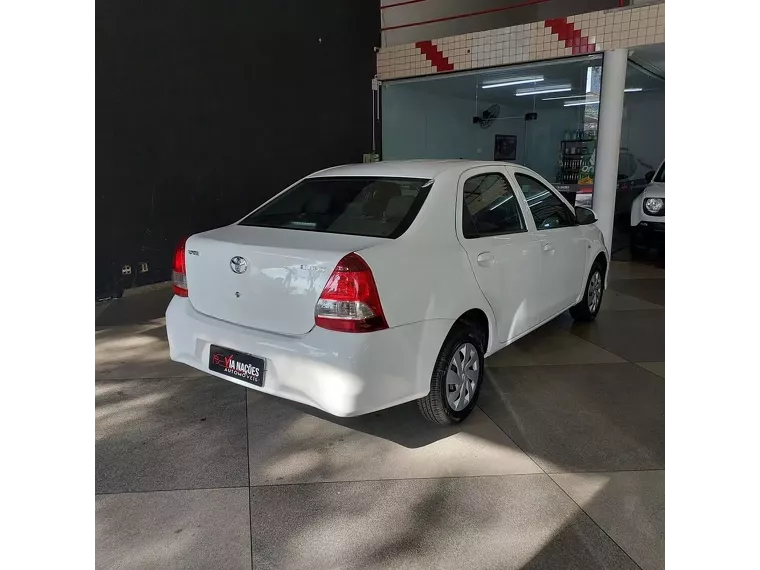 Toyota Etios Branco 8