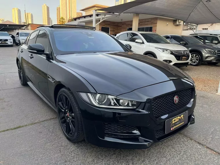 Jaguar XE Preto 2