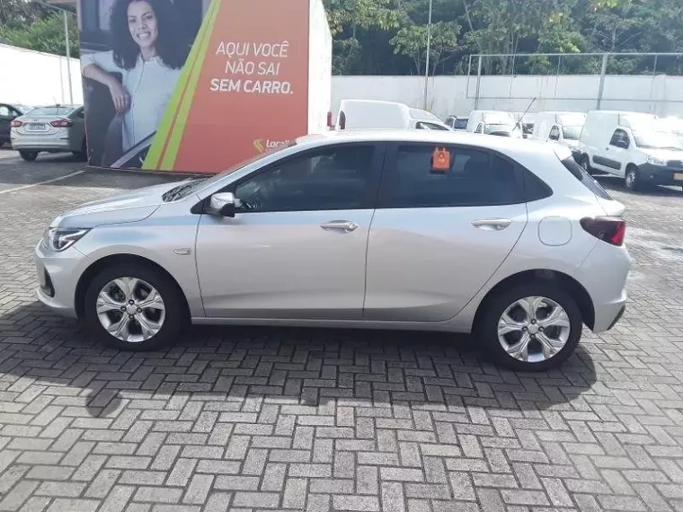 Chevrolet Onix Prata 4