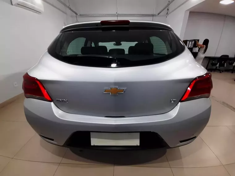 Chevrolet Onix Prata 18