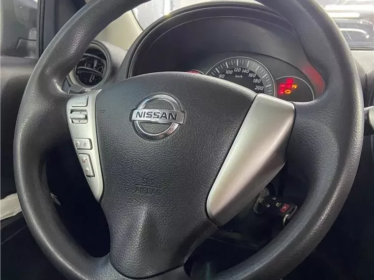 Nissan Versa Cinza 9