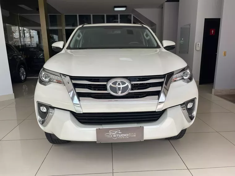 Toyota Hilux SW4 Branco 40