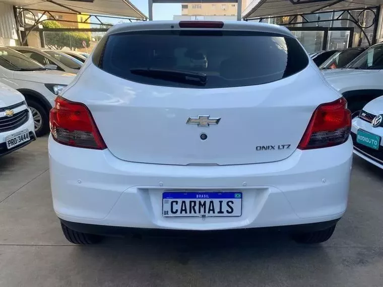 Chevrolet Onix Branco 14