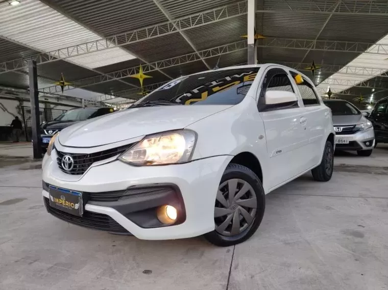 Toyota Etios Branco 3