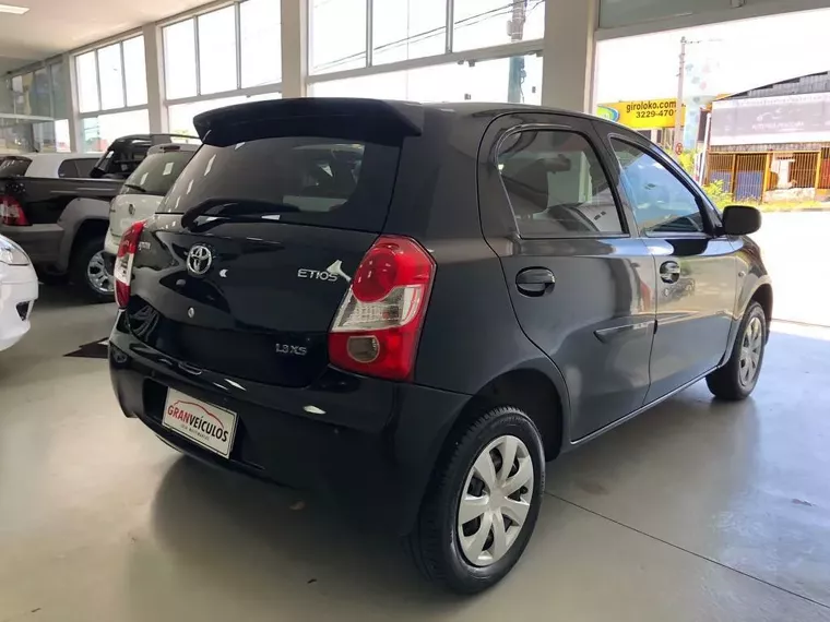 Toyota Etios Preto 1