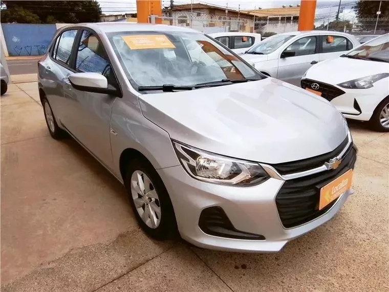 Chevrolet Onix Prata 1