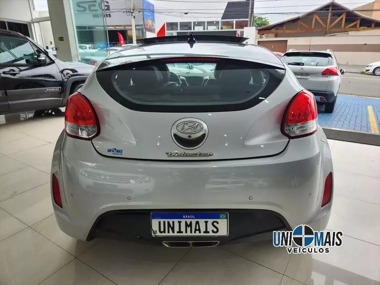 Hyundai Veloster Prata 15