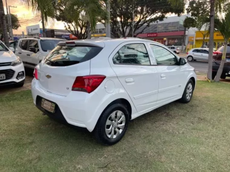 Chevrolet Onix Branco 1