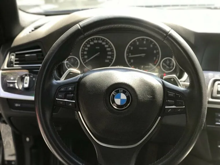 BMW 550i Preto 16