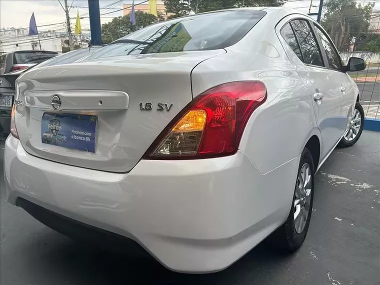 Nissan Versa Branco 6