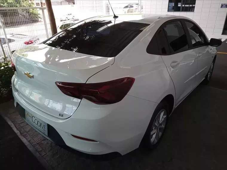 Chevrolet Onix Branco 9