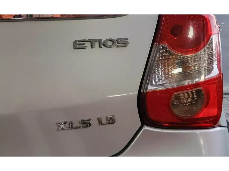 Toyota Etios Prata 5