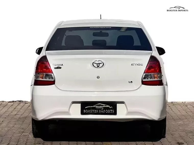 Toyota Etios Branco 13