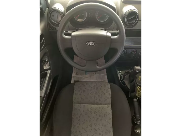 Ford Fiesta Preto 10