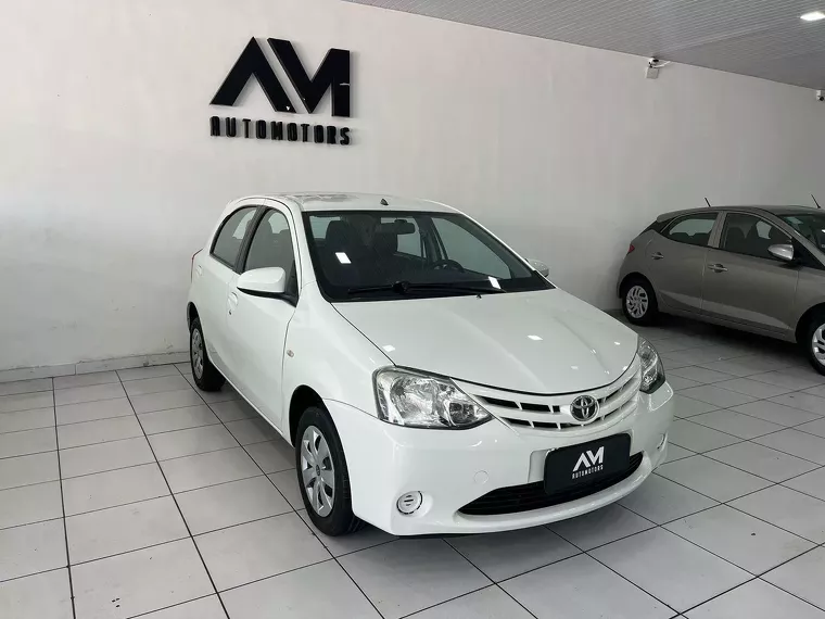 Toyota Etios Branco 7