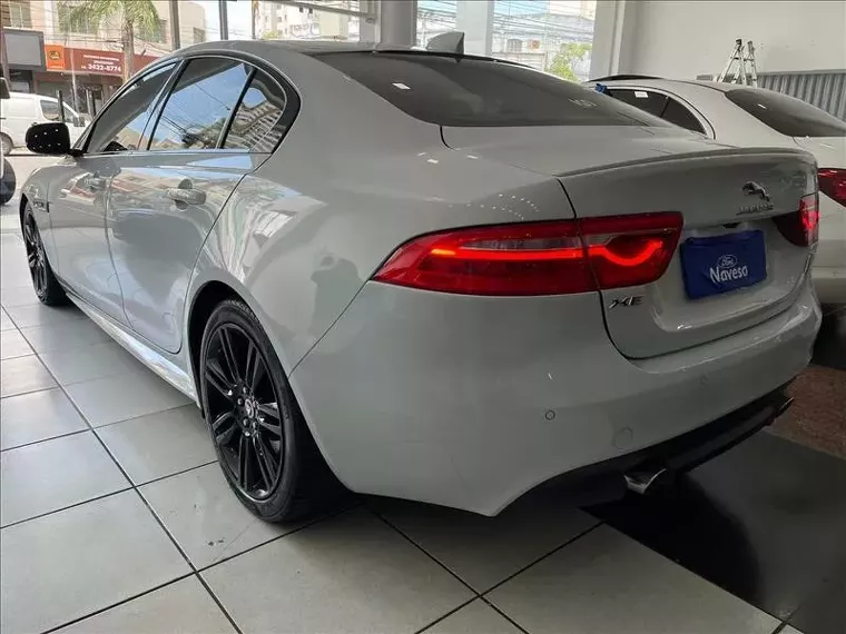 Jaguar XE Branco 14