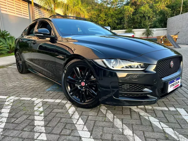 Jaguar XE Preto 5