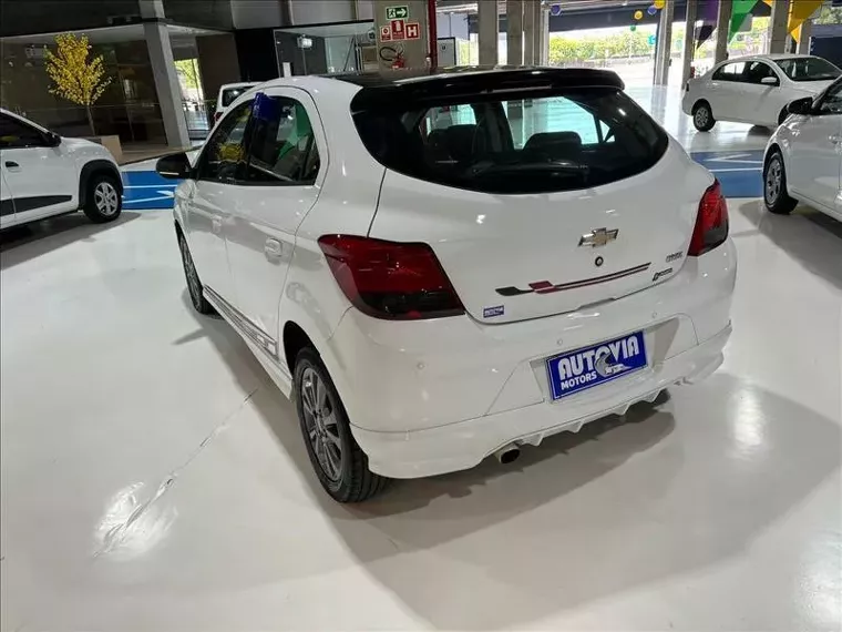 Chevrolet Onix Branco 2