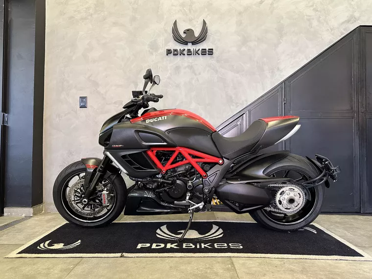 Ducati Diavel Vermelho 3