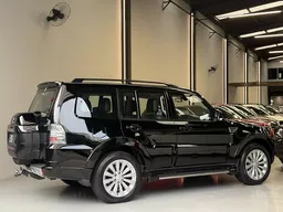 Mitsubishi Pajero Full