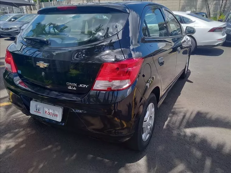 Chevrolet Onix Preto 9