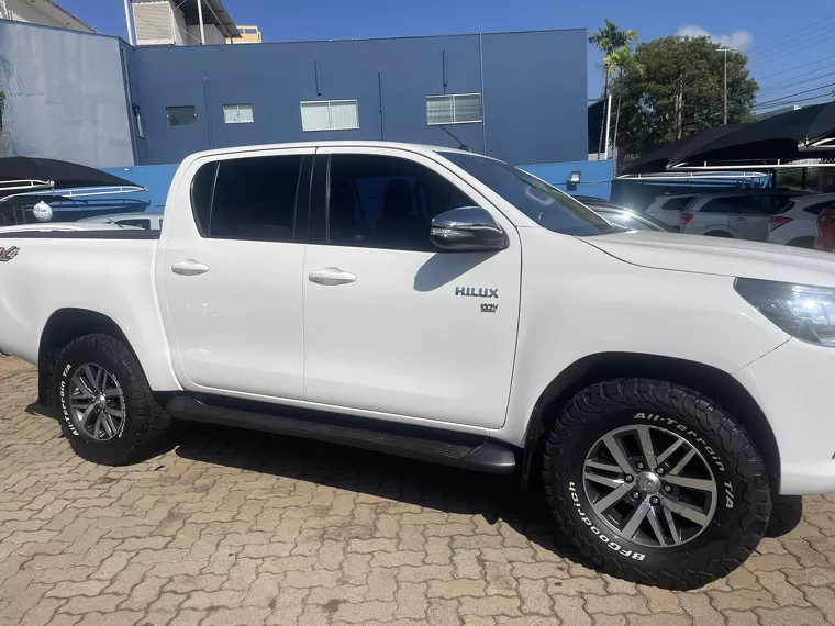 Toyota Hilux Branco 9