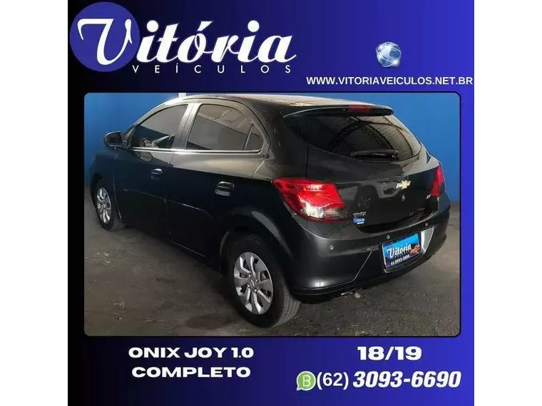 Chevrolet Onix Cinza 3