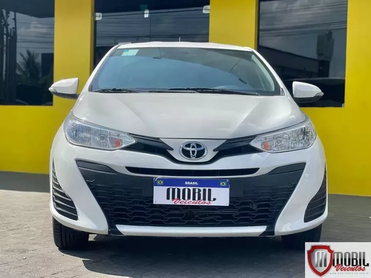 Toyota Yaris Branco 1