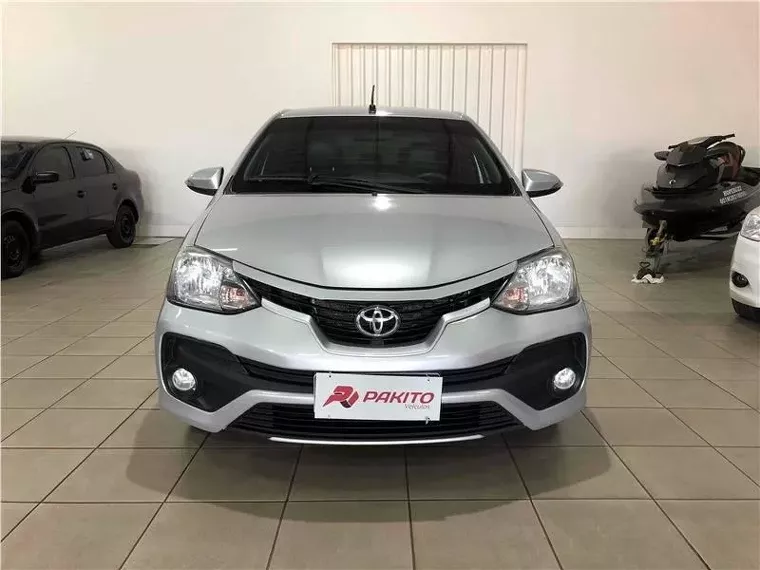 Toyota Etios Branco 6