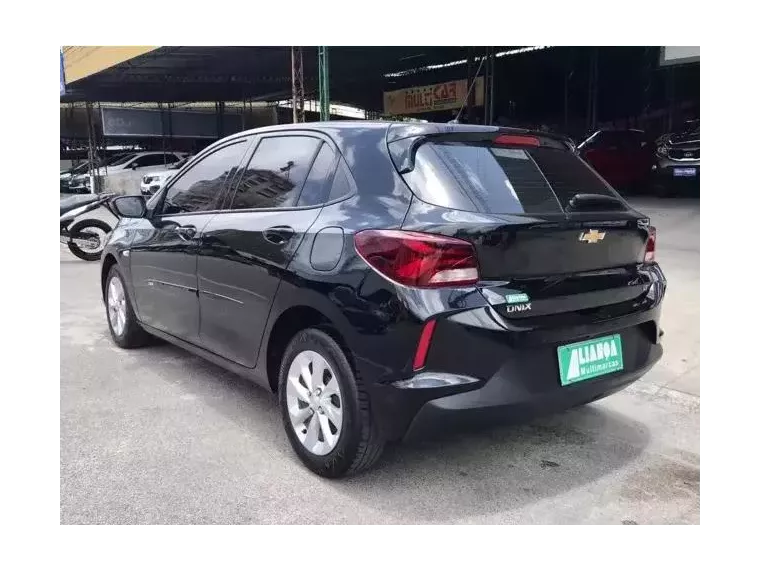 Chevrolet Onix Preto 6