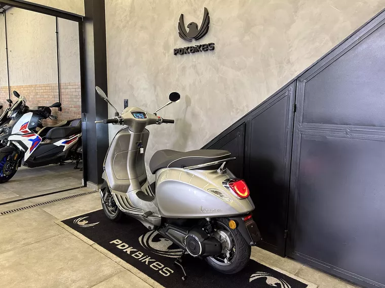 Piaggio Vespa Prata 4