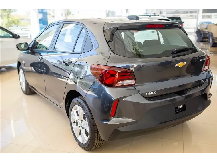 Chevrolet Onix Cinza 16