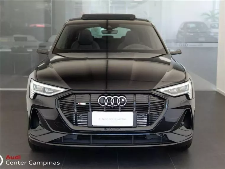 Audi E-tron Preto 11