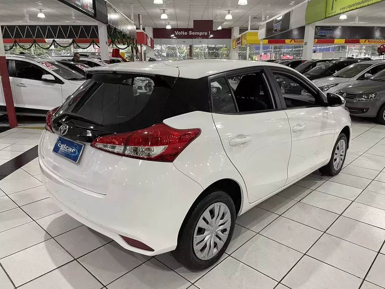 Toyota Yaris Branco 10