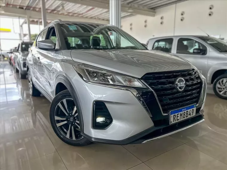 Nissan Kicks Prata 16