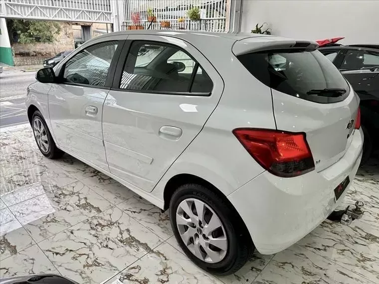 Chevrolet Onix Branco 9