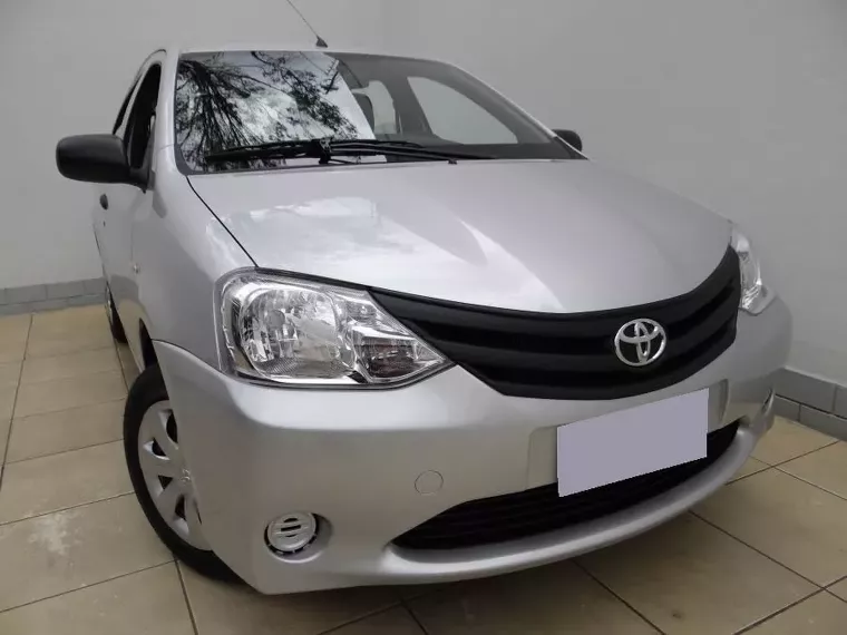 Toyota Etios Prata 3