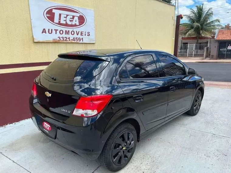 Chevrolet Onix Preto 6