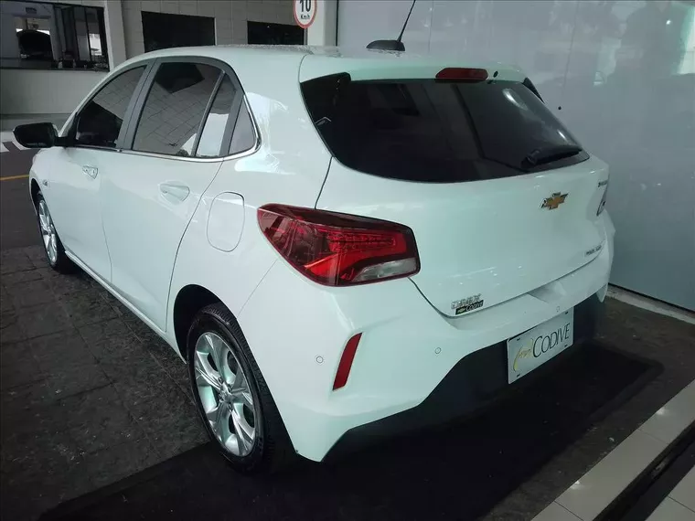 Chevrolet Onix Branco 3