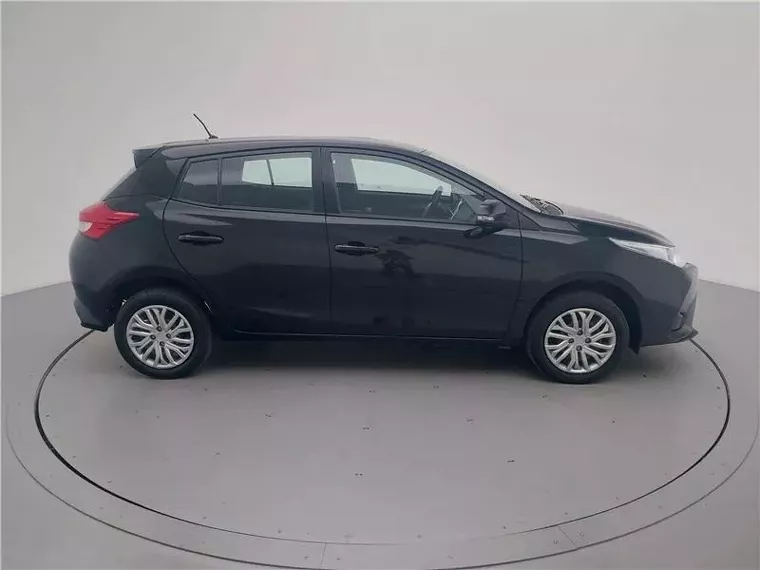 Toyota Yaris Preto 18