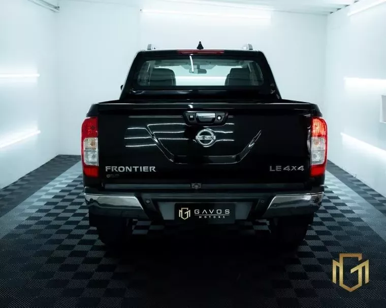 Nissan Frontier Preto 10