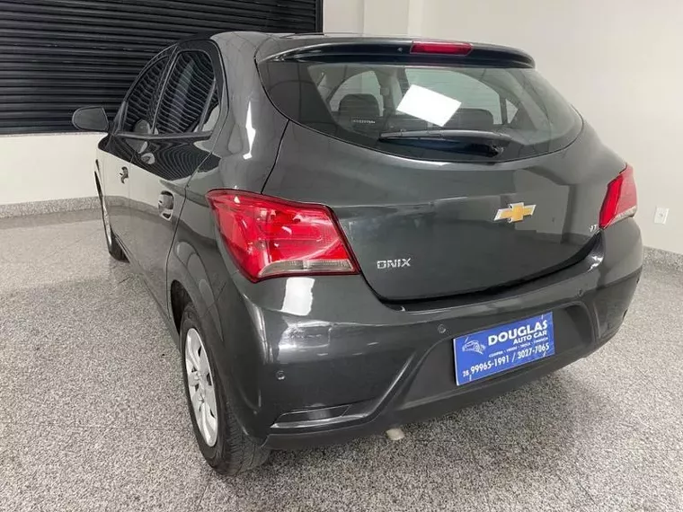 Chevrolet Onix Cinza 2