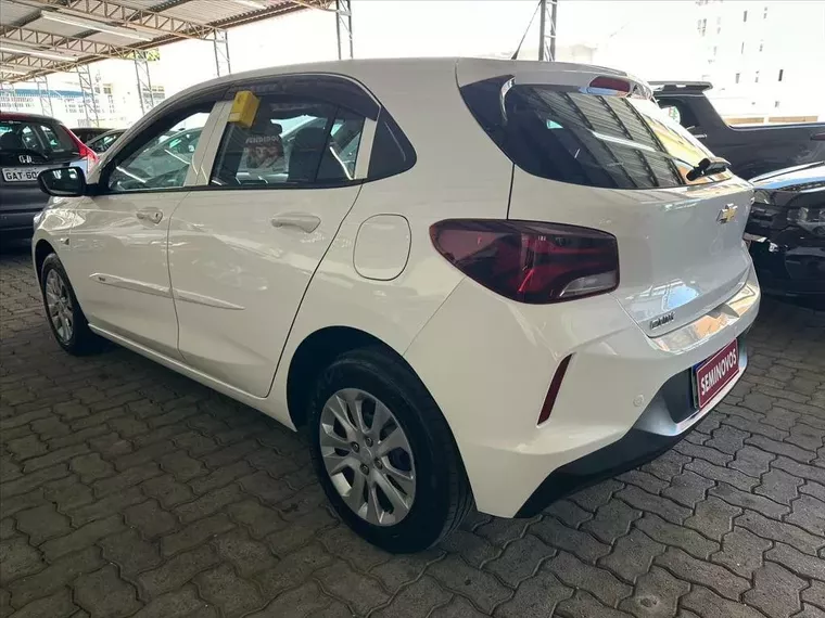 Chevrolet Onix Branco 9