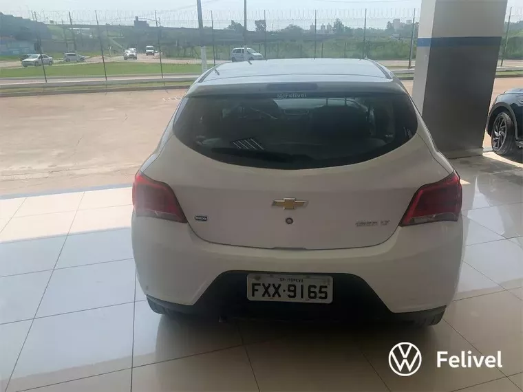 Chevrolet Onix Branco 4