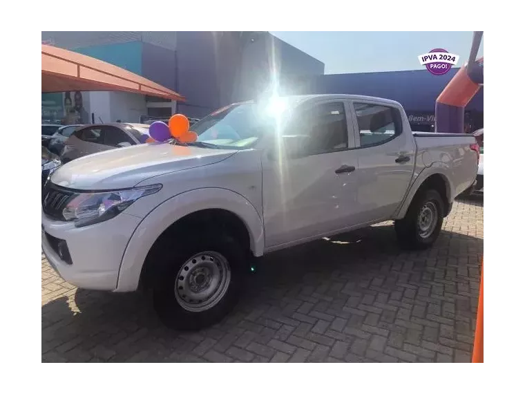 Mitsubishi L200 Branco 4