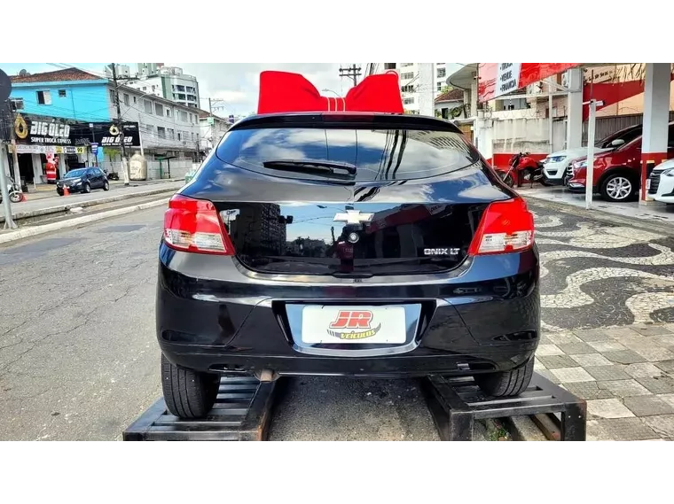 Chevrolet Onix Preto 9