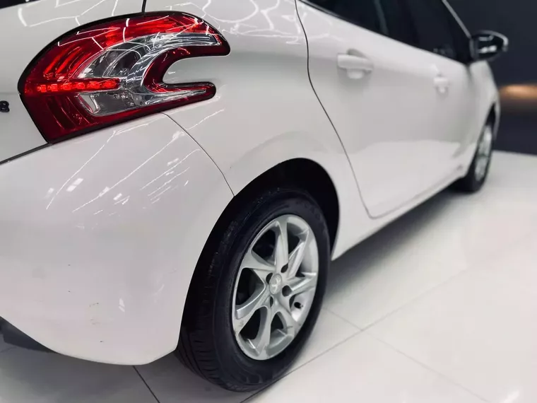 Peugeot 208 Branco 8