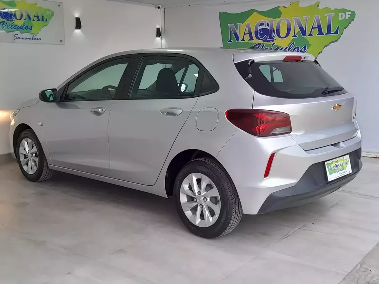 Chevrolet Onix Prata 3