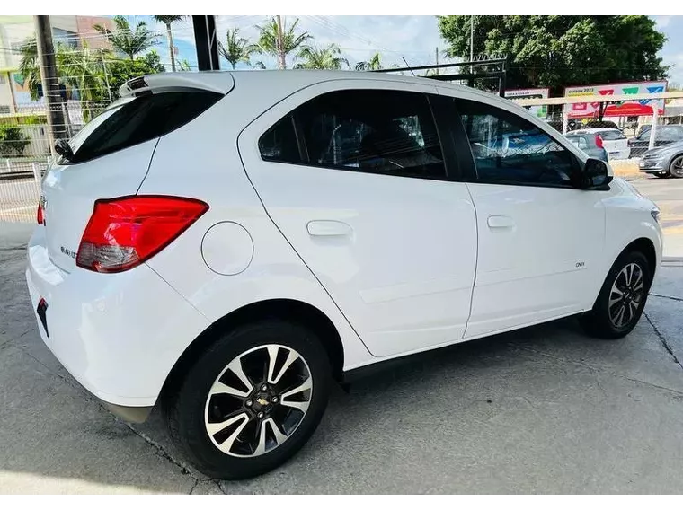 Chevrolet Onix Branco 1